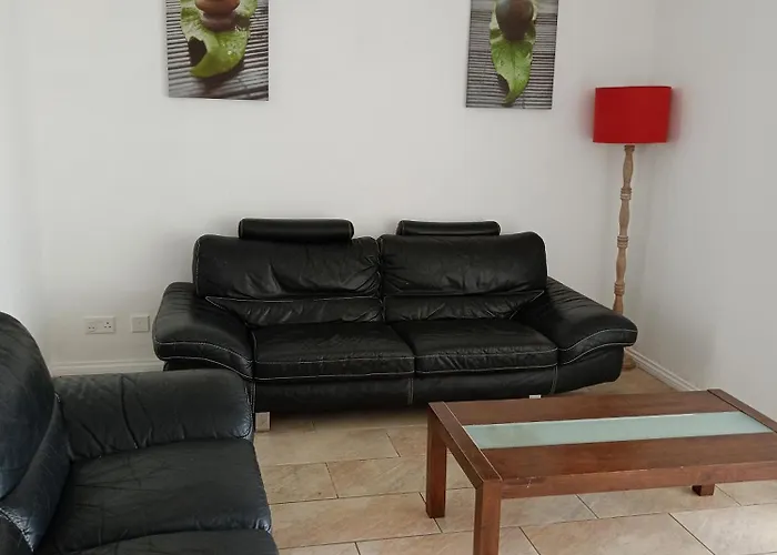 Spacious 4 Bedrooms Townhouse With Pool Near The Beach & City Center