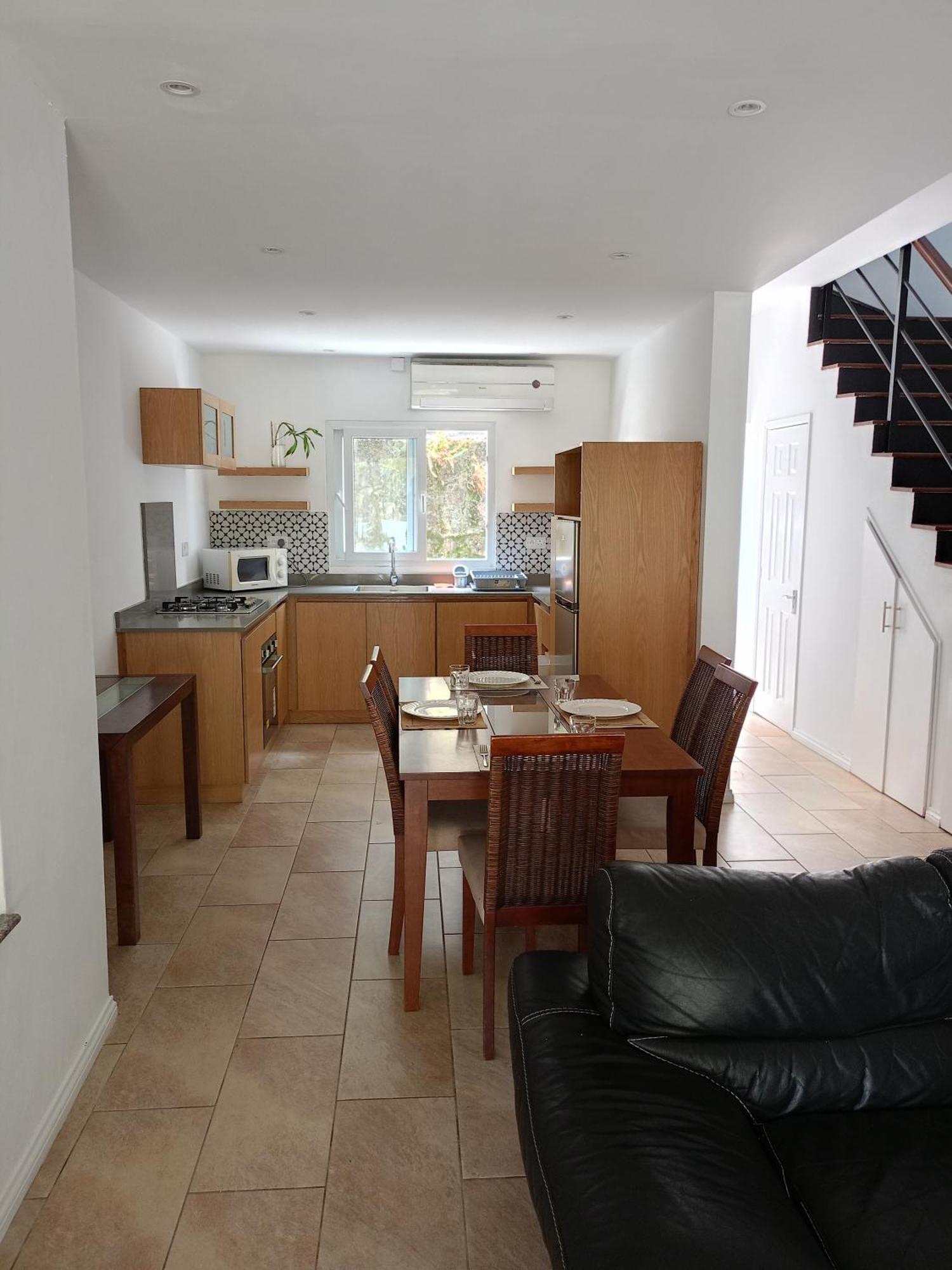 Spacious 4 Bedrooms Townhouse With Pool Near The & Center *
