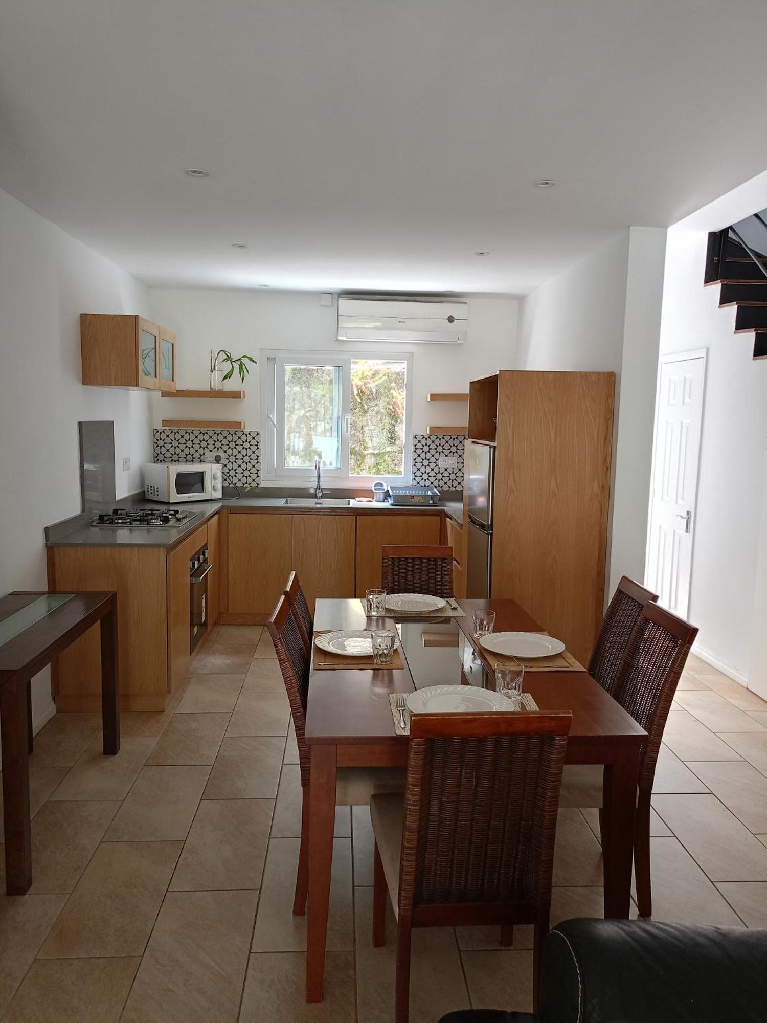 Spacious 4 Bedrooms Townhouse With Pool Near The & Center شقة *